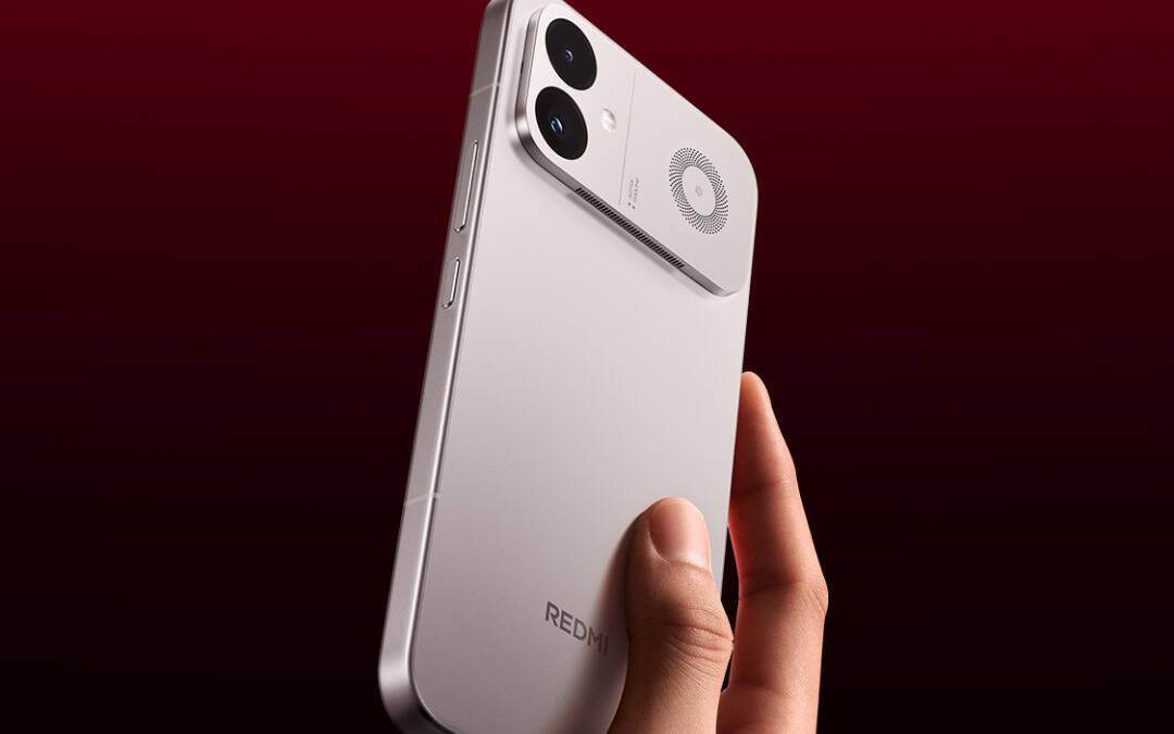 Мобильный телефон Redmi K90 Ultra на руке