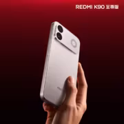 Мобильный телефон Redmi K90 Ultra на руке