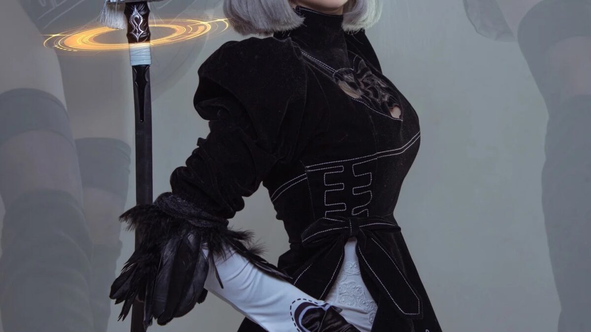 Косплей 2B из NieR Automata у девушки в стиле фэнтези