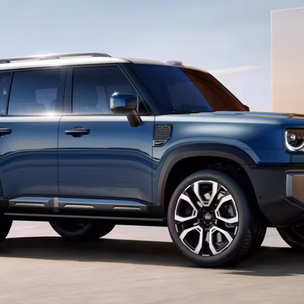 Внедорожник Geely Galaxy Battleship 700 слева вид издали