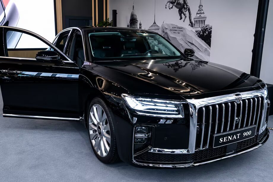 Черный Jaguar Сенат 900 на выставке