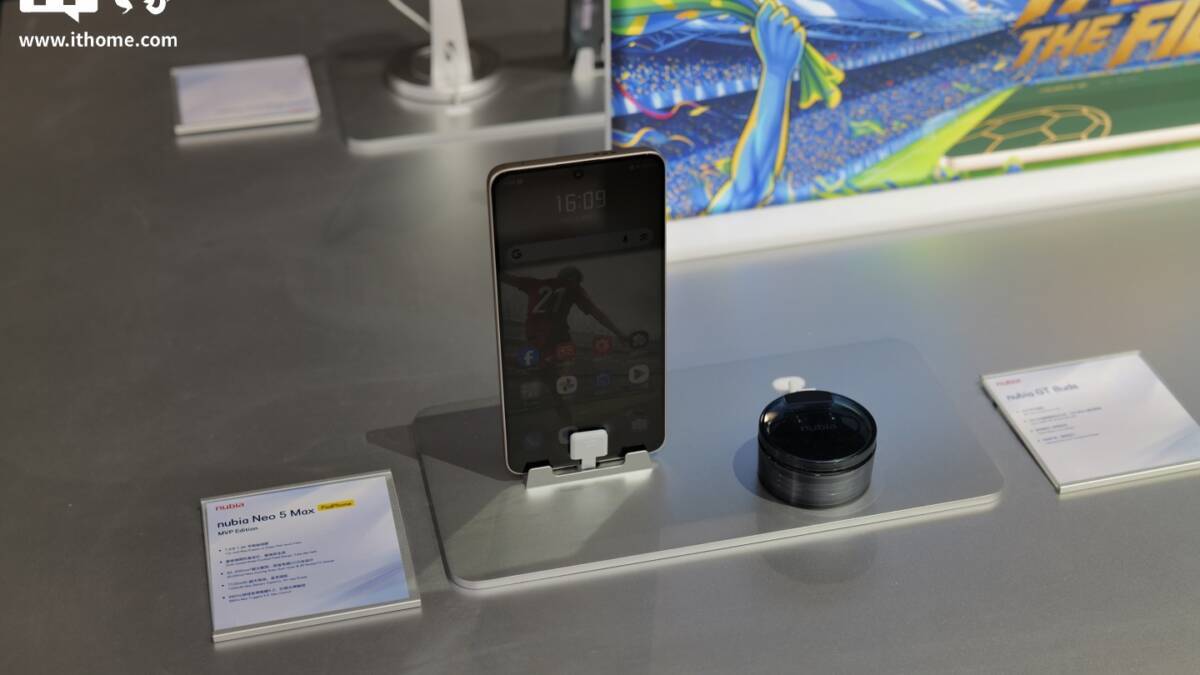 Демонстрационный макет Nubia Neo 5 Max с документами и дисплеем