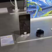 Демонстрационный макет Nubia Neo 5 Max с документами и дисплеем