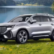 Кроссовер Geely Okawango вблизи на природе