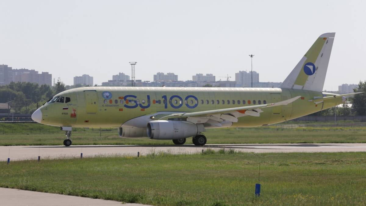 Самолет Sukhoi Superjet 100 на взлётной полосе