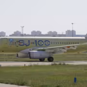 Самолет Sukhoi Superjet 100 на взлётной полосе