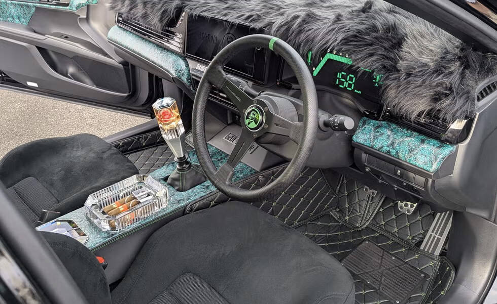 Интерьер автомобиля Toyota Camry с украшениями и аксессуарами