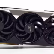 Видеокарта Radeon RX 9070 XT с тремя вентиляторами