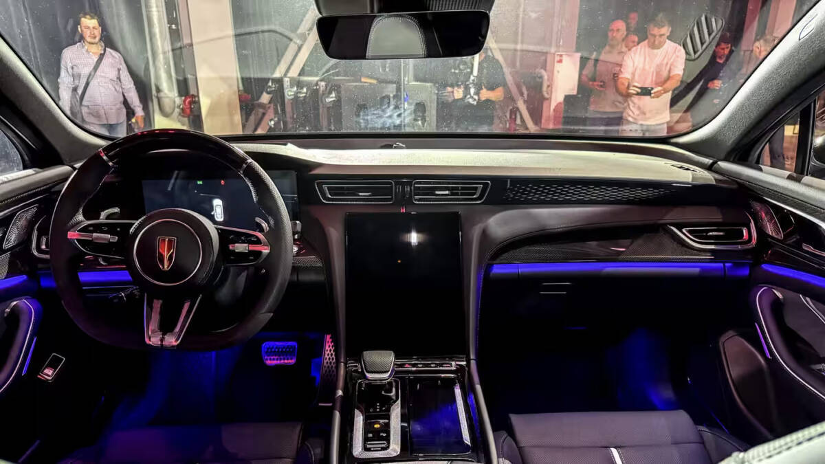 Интерьер лифтбэка Hongqi H6 с мультимедийным экраном