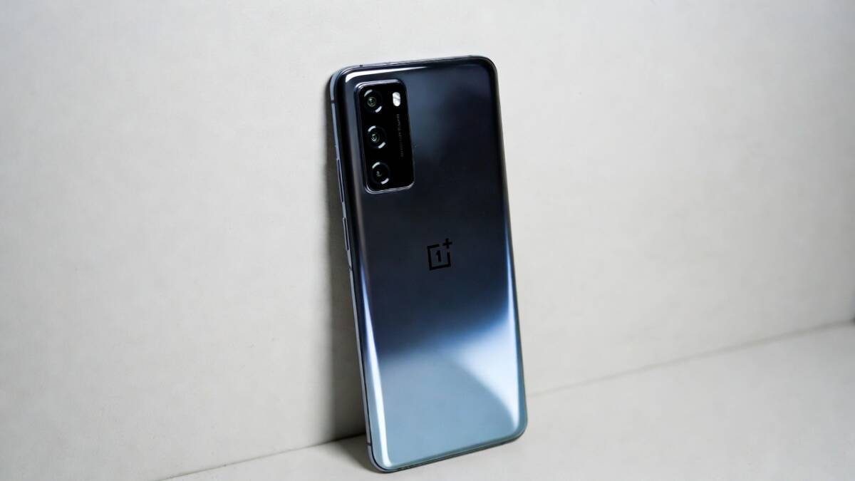 Синий смартфон OnePlus на ровной поверхности
