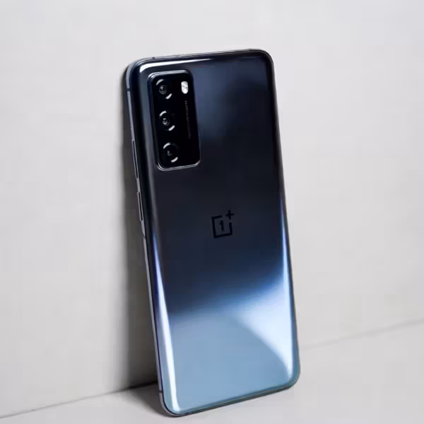 Синий смартфон OnePlus на ровной поверхности
