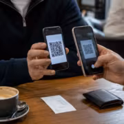 Два телефона показывают QR-код для перевода через ВТБ СБП