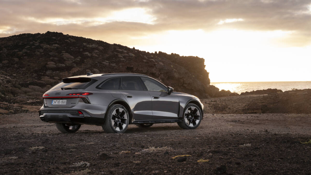 Электрический универсал Audi A6 Allroad Quattro с солнцем