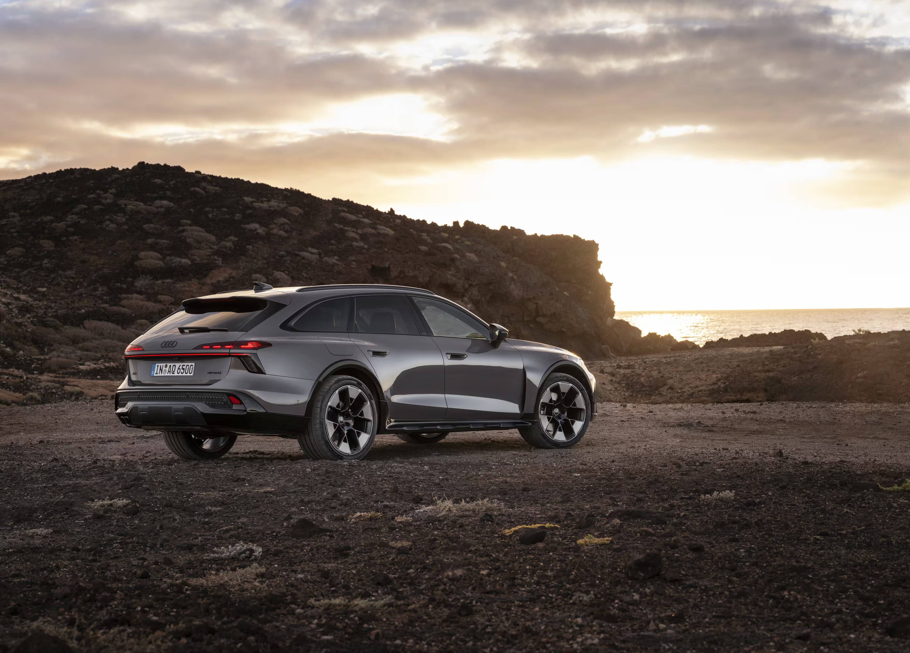Универсал Audi A6 Allroad Quattro получил гибридную версию 2 Электрический универсал Audi A6 Allroad Quattro с солнцем