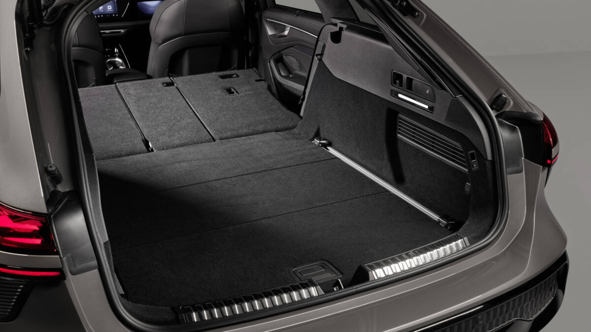 Объемный багажник Audi A6 Allroad Quattro с свернутыми сиденьями