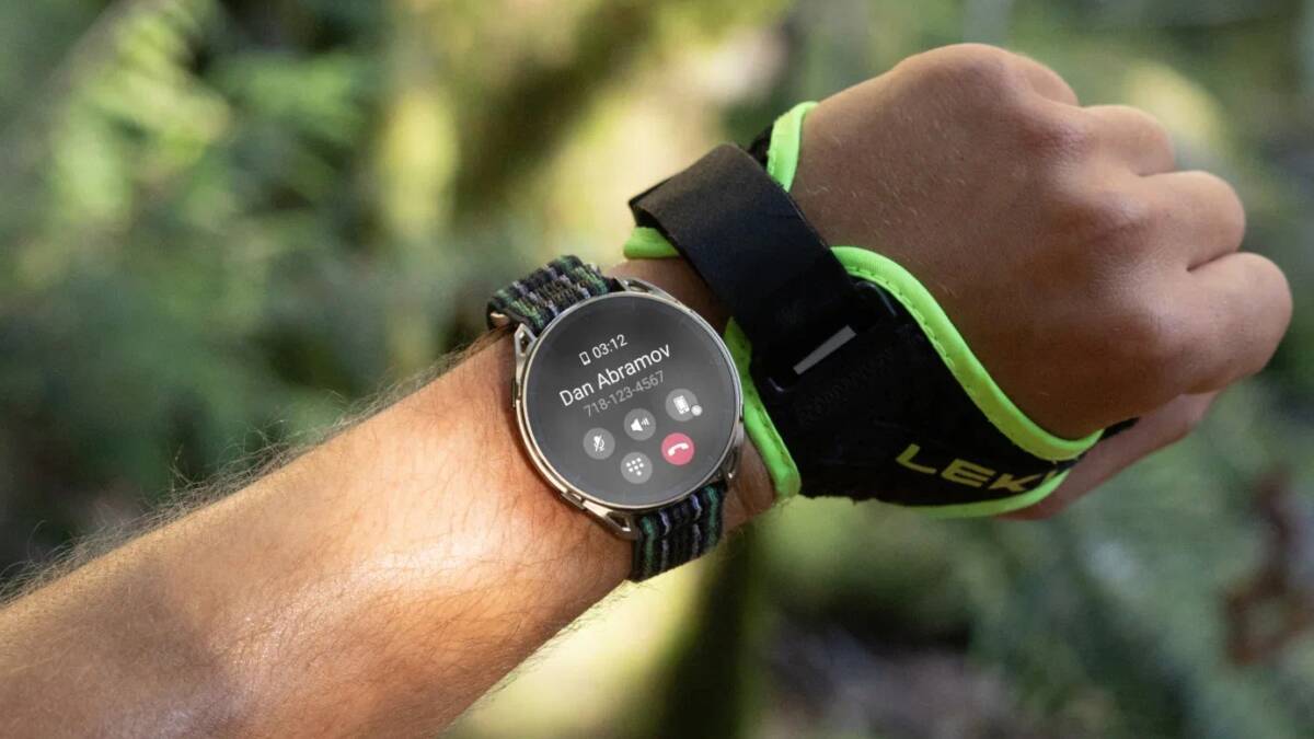Человек показывает умные часы Amazfit Cheetah 2 Ultra на руке