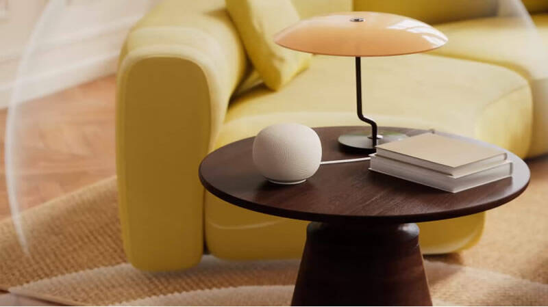 Колонка Google Home с Gemini на столике в гостиной светлый интерьер