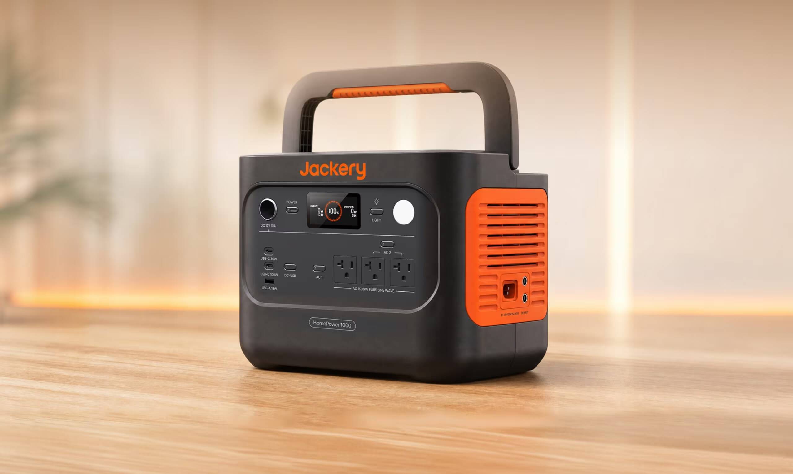 Серия домашних батарей Jackery HomePower выйдет 23 июня 2 Переносная электростанция Jackery HomePower 1000 на деревянном столе