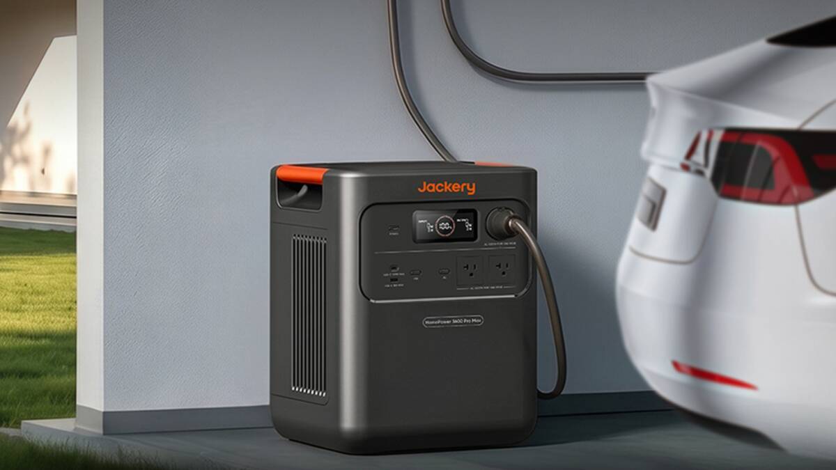 Дома, батарея Jackery HomePower 3000 Pro Max подключена к розетке