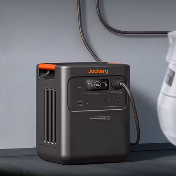 Дома, батарея Jackery HomePower 3000 Pro Max подключена к розетке
