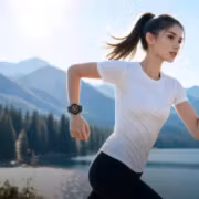 Девушка бегает у озера с часами Honor Watch 6
