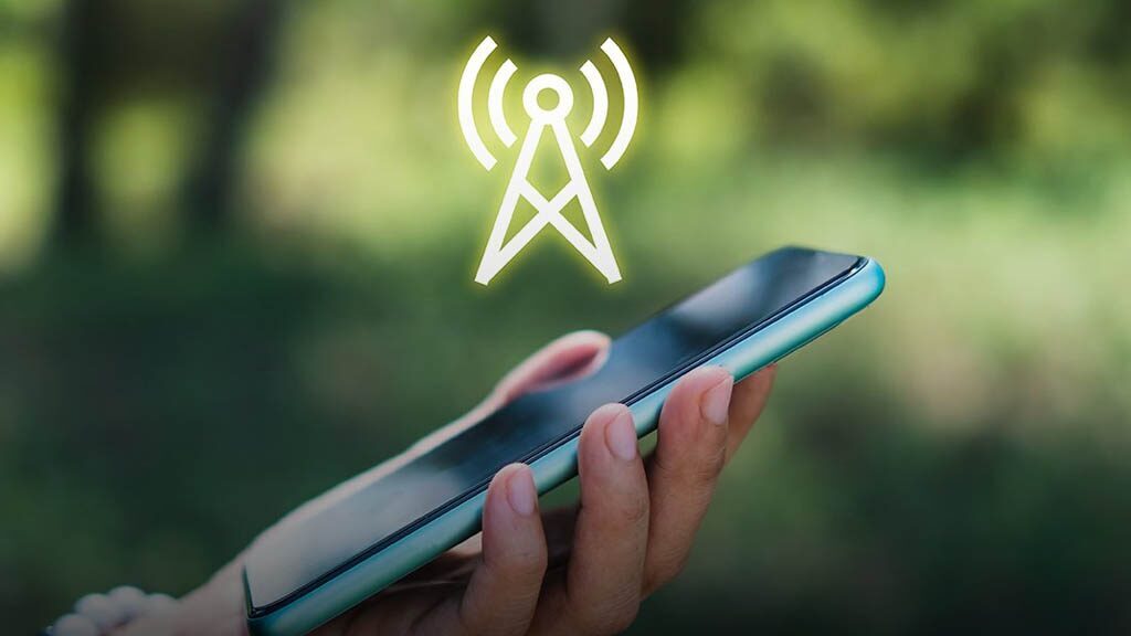 Мобильный телефон с иконкой Wi-Fi 7 и антеннами