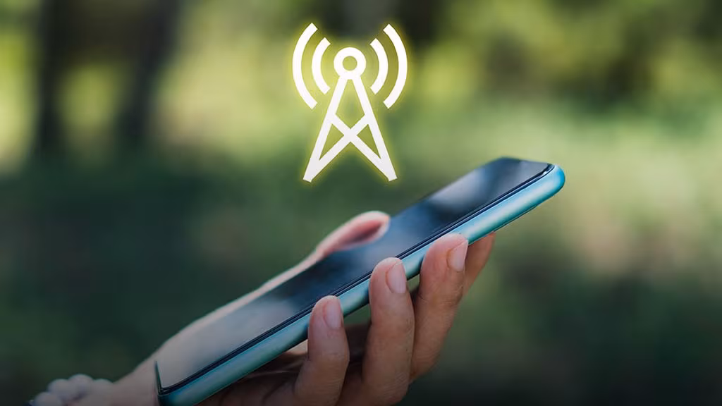 Мобильный телефон с иконкой Wi-Fi 7 и антеннами