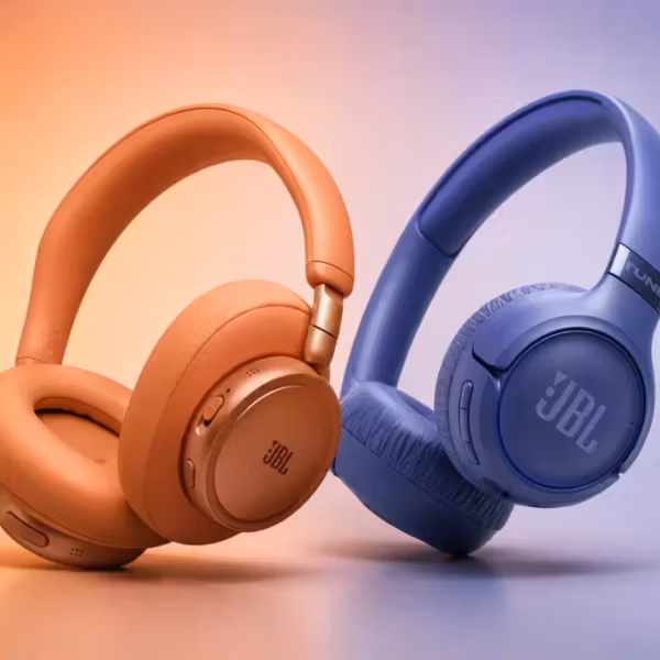 Цветные наушники JBL Live 780NC и 680NC на фоне градиента