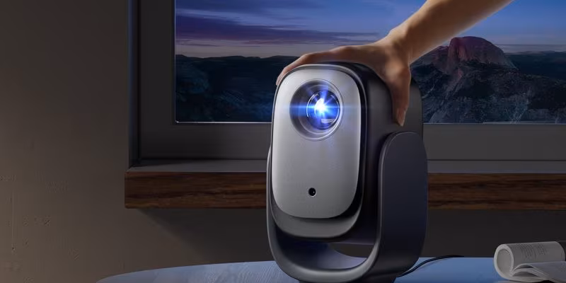 Проектор Dangbei N2 Mini на столе у окна