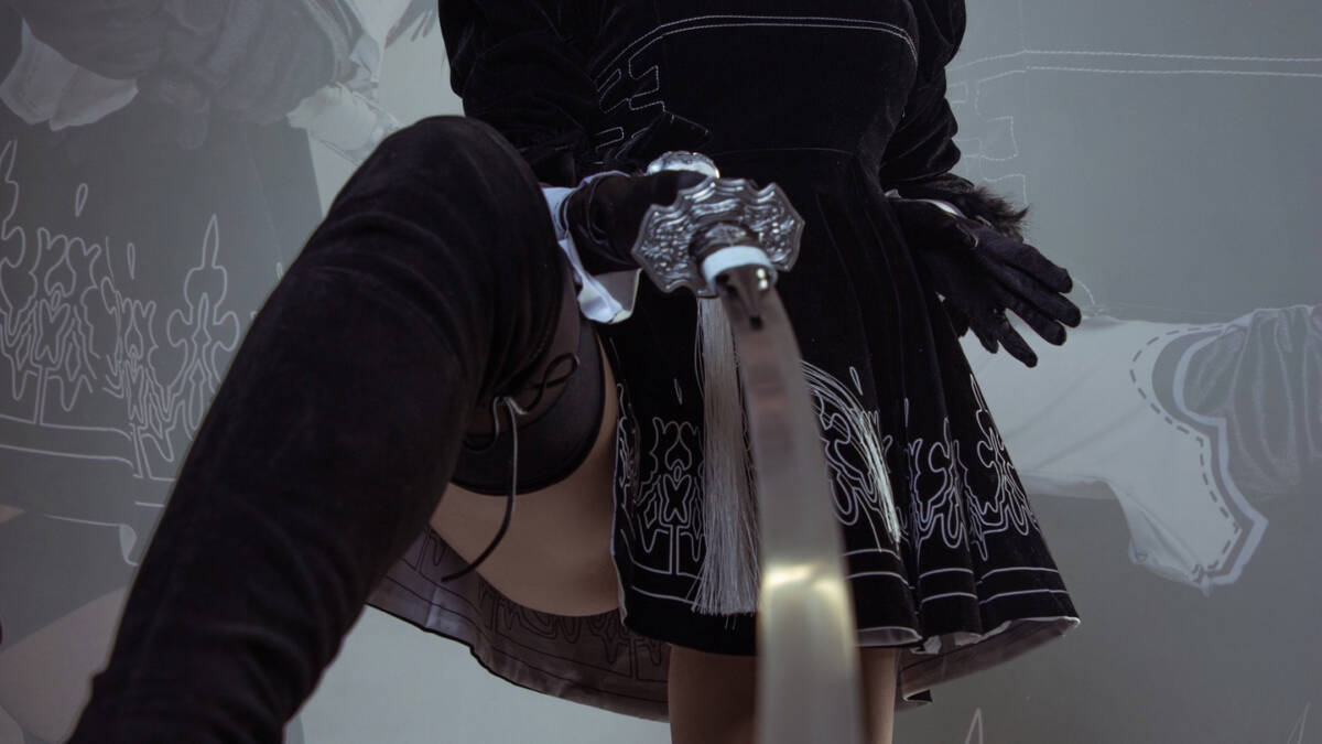 Косплей 2B из NieR Automata женщина с серебристым коротким бомбе