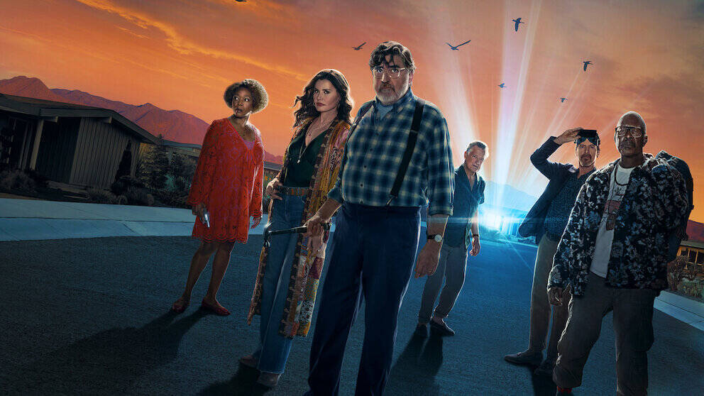 Группа людей на улице с закатом в небе сериал Люцифан
