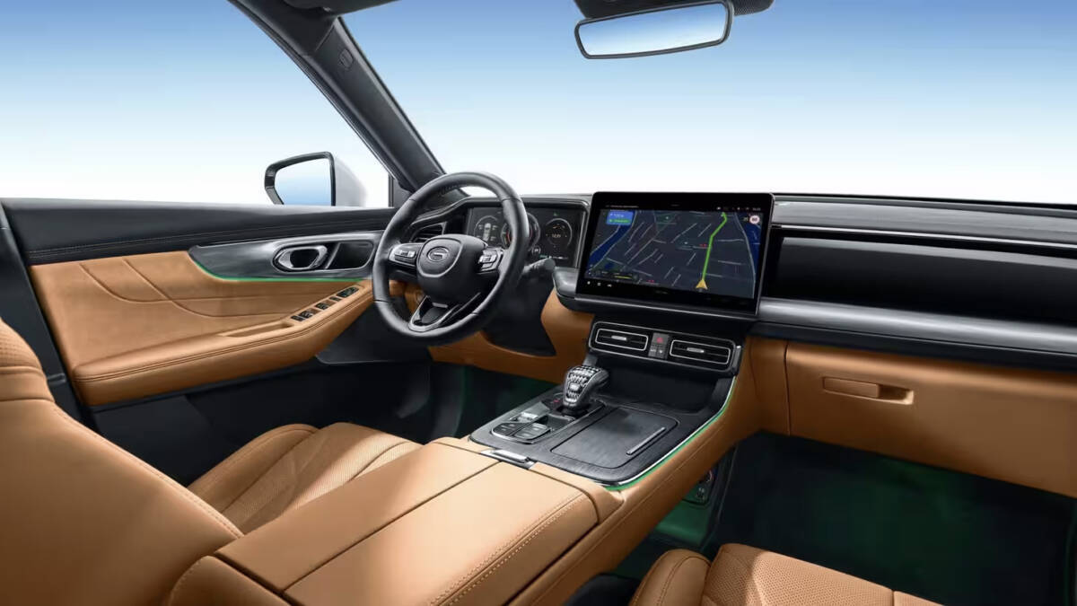 Интерьер кроссовера GAC GS8 в салоне автомобиля
