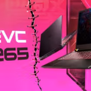 Ноутбук Acer через разлом в экране с надписью HEVC H.265