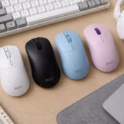 3 мышки Acer OMR501 разных цветов рядом с клавиатурой и наушниками на столе