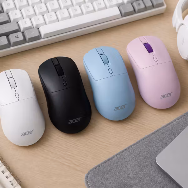 3 мышки Acer OMR501 разных цветов рядом с клавиатурой и наушниками на столе