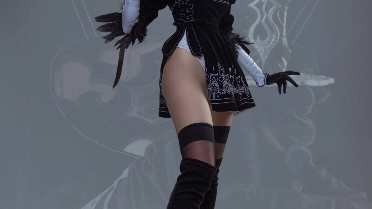 Косплей 2B из NieR Automata с серебряными темными волосами