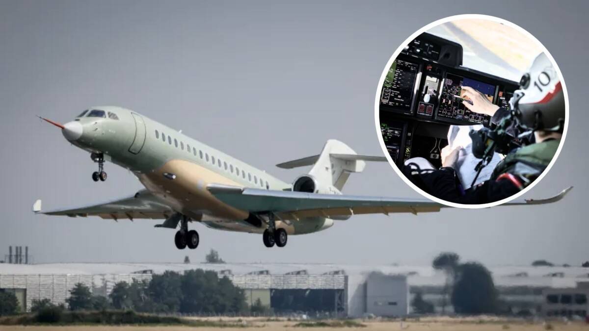 Самолет Falcon 10X во время полета на фоне облаков