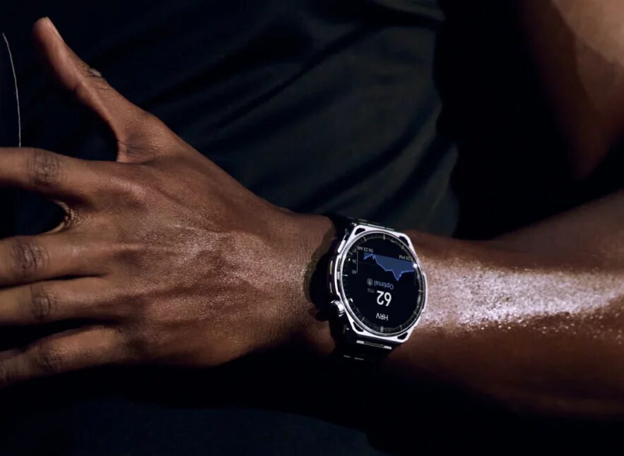 Человек смотрит на умные часы Amazfit Balance 3