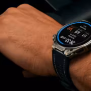 Часовник Amazfit Balance 3 на руке человека