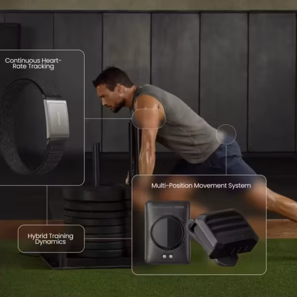 Человек в спортивной позе с умными устройствами Amazfit Helio Strap Pro