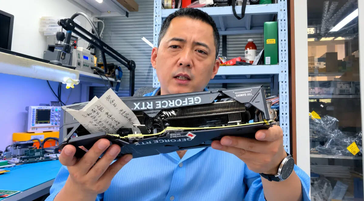 Мужчина держит видеокарту GeForce RTX 4070 SUPER в руках