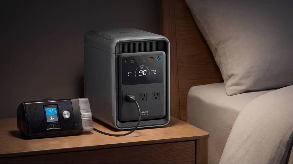 Устройство Anker SOLIX S2000 на прикроватной тумбочке