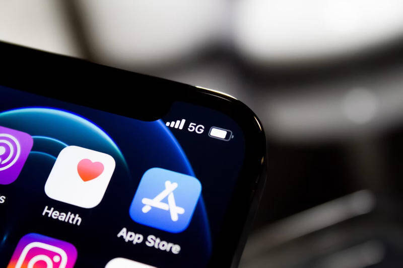 iPhone с приложениями Health и App Store и сетью 5G