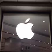 Логотип Apple на стеклянной двери торгового центра