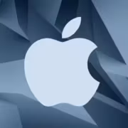 Логотип Apple на фоне цветных геометрических фигур