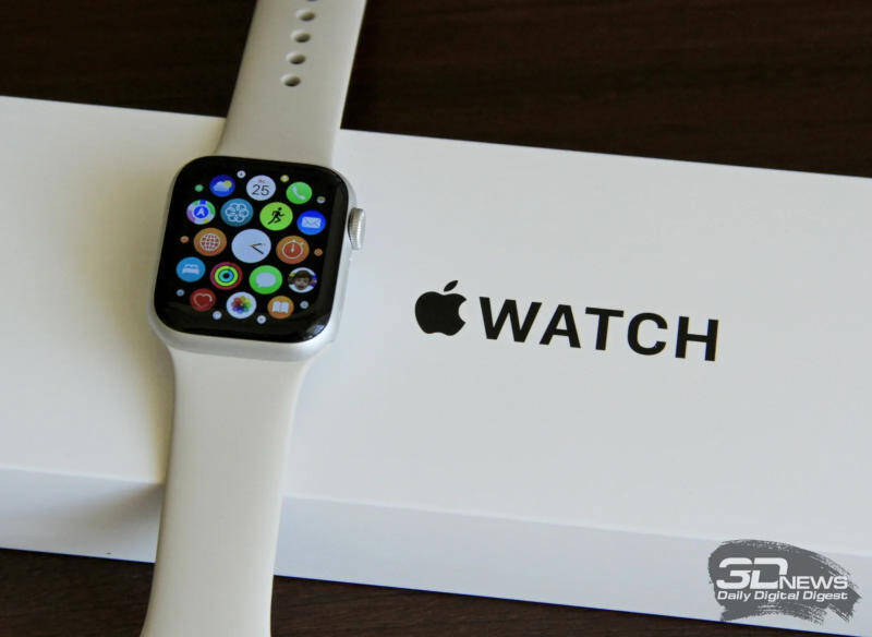 Умные часы Apple Watch и их коробка с логотипом