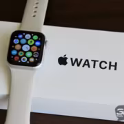 Умные часы Apple Watch и их коробка с логотипом
