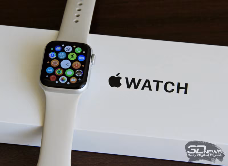 Умные часы Apple Watch и их коробка с логотипом