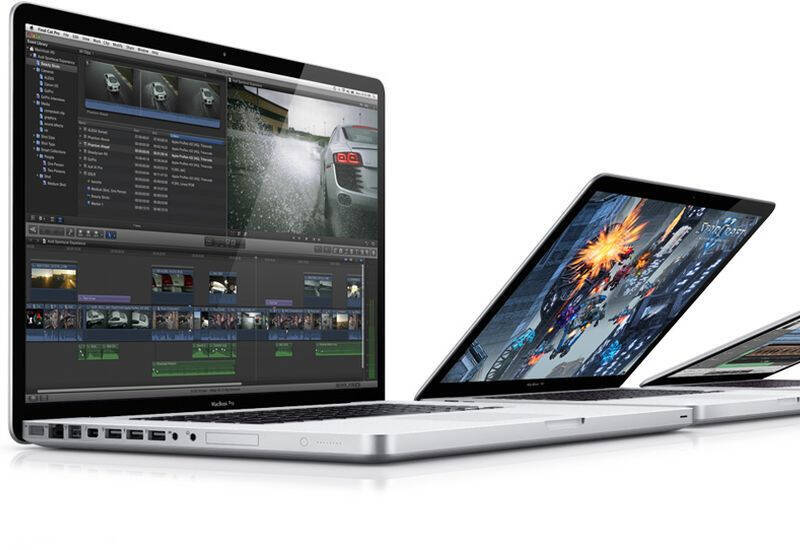 Ноутбук MacBook с открытым редактором видео Apple