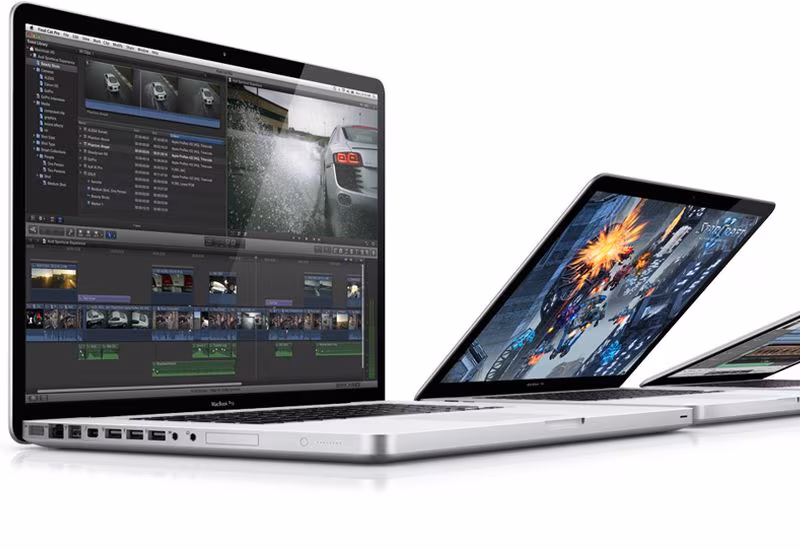 Ноутбук MacBook с открытым редактором видео Apple
